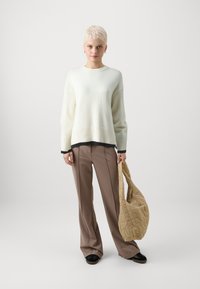 Gina Tricot Petite CONTRAST - Pulover - gardenia