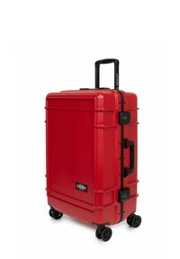 Roter Hartschalenkoffer mit einem ausziehbaren Griff, vier schwarzen Spinner-Rädern und einem Zahlenschloss. Besitzt eine strukturierte Oberfläche und ein Logo.