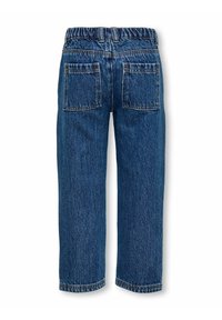 Jeans de mezclilla azul con una cintura elástica, corte recto, dos bolsillos traseros y una textura desgastada.