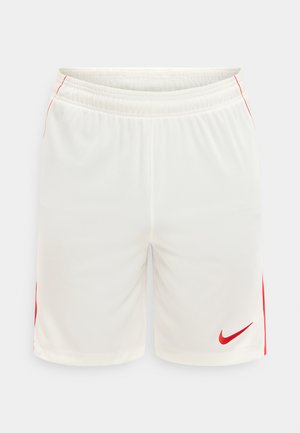 Pantaloni scurți sport albi cu talie elastică, logo Nike roșu pe piciorul stâng și dungi subțiri roșii de-a lungul părților laterale.