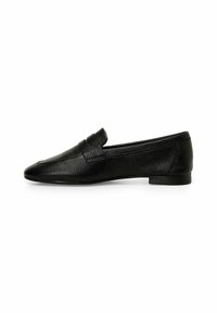 Mocassino in pelle nera con finitura texturizzata, punta affilata e tacco basso. Presenta un design semplice senza hardware visibile o motivi.