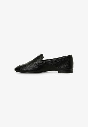 Mocassin noir en cuir avec une finition texturée, bout pointu et petit talon. Présente un design simple sans quincaillerie ni motifs visibles.