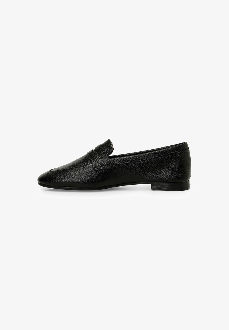 Črni usnjeni loafers s teksturirano površino, zaključen na konici in nizko peto. Ima preprost dizajn brez vidne opreme ali vzorcev.