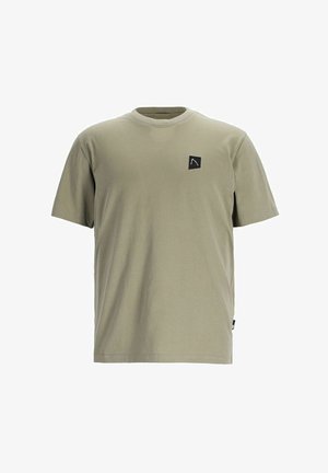 Oliivroheline puuvillane T-särk, millel on ümar kaelus, lühikesed varrukad ja vasakul rinnal väike must logotäht. Lameäär ja pehme tekstuur.