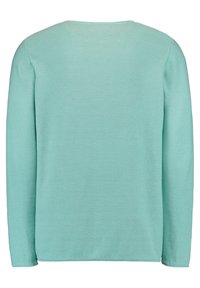 Světle modrý svetřík s dlouhým rukávem vyrobený z ribované látky. Má kulatý výstřih a rovný střih, což zajišťuje jemnou texturu.