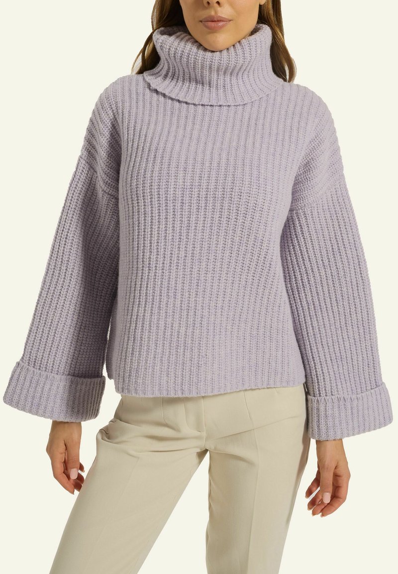 Helllila Pullover mit geripptem Textur, hohem Kragen und breiten Bündchen. Verfügt über eine lockere Passform und weiches Strickmaterial.