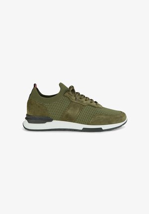 Groene sport sneaker met een mix van mesh en suede materialen, een textuurontwerp, textuuraccenten en een witte zool met zwarte rand.