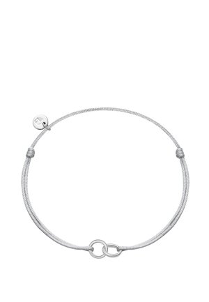 Braccialetto regolabile con cordino in argento con due anelli interconnessi e un piccolo ciondolo rotondo inciso con un simbolo a forma di cuore.