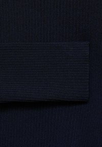 Marinblå ribbad tyg med en slät, bred bandsektion. Texturen är enhetlig genom hela ytan, vilket betonar dess stickade design och djupa färg.