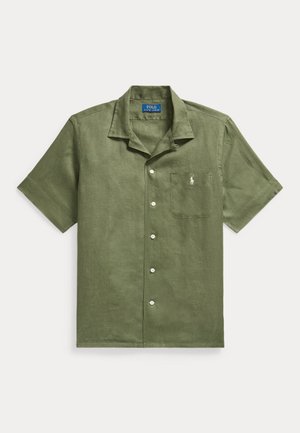 Camisa de manga corta verde oliva con botones, bolsillo en el pecho y pequeño logo de caballo bordado en el bolsillo.