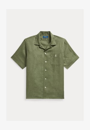 Camisa de manga corta verde oliva con botones, bolsillo en el pecho y pequeño logo de caballo bordado en el bolsillo.
