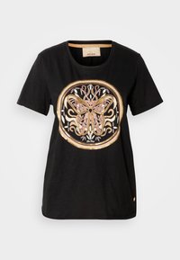 T-shirt in cotone nero con grafica di una farfalla e dettagli in oro, rosa e bianco in un design circolare. Maniche corte e scollatura rotonda.