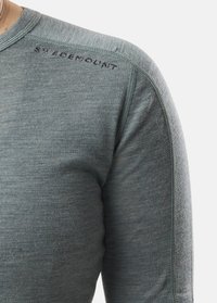 Maglietta a maniche lunghe in tessuto teal melange. Presenta cuciture rinforzate, branding ricamato sulla spalla e un design aderente.