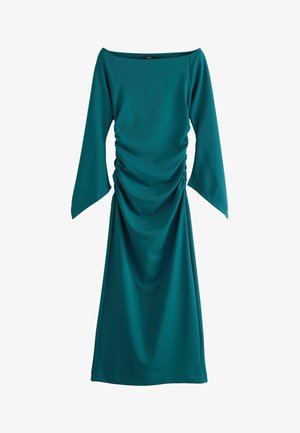 Turkusowa sukienka z odkrytymi ramionami, wykonana z miękkiego materiału; posiada długie, rozszerzające się rękawy oraz marszczenie z przodu, co tworzy dopasowaną sylwetkę.