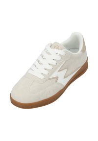 Beige Wildledersneaker mit weißen Akzenten, ausgestattet mit einer Gummisohle und sechs weißen Schnürsenkeln. Verfügt über dezente Markenkennzeichnung und ein schlankes Design.