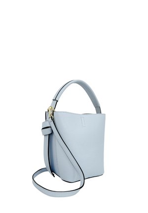 Sac seau en cuir bleu clair avec poignée supérieure et longue bandoulière réglable sur fond blanc.