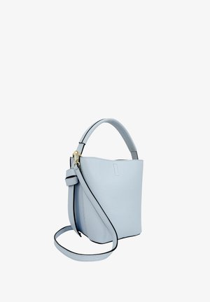 Sac seau en cuir bleu clair avec poignée supérieure et longue bandoulière réglable sur fond blanc.