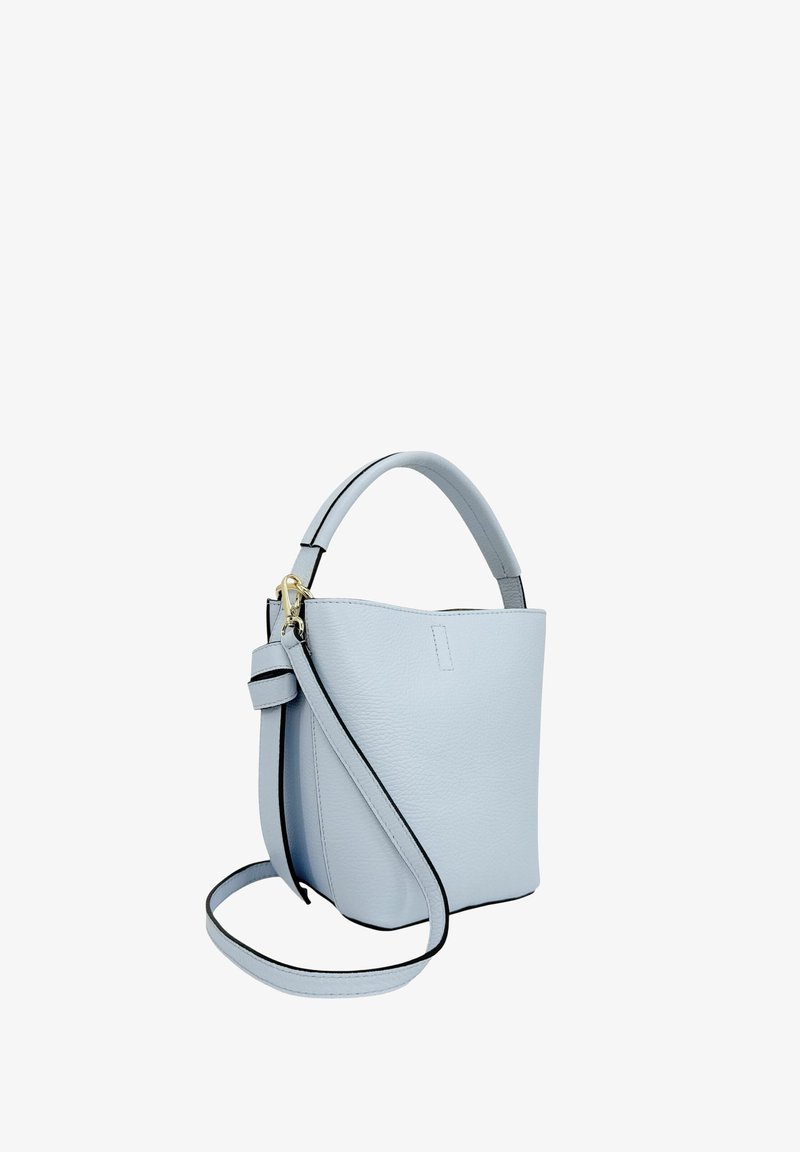 Sac seau en cuir bleu clair avec poignée supérieure et longue bandoulière réglable sur fond blanc.