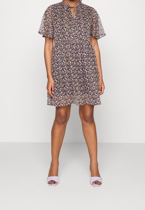 Blumengemustertes Kleid mit kurzen, schwingenden Ärmeln, Schlüsselloch-Ausschnitt und leichtem, transparentem Stoff. Die Farben umfassen Lila, Gelb und Grün.