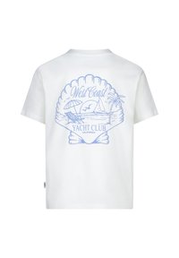 Valkoinen puuvillainen t-paita, jossa on vaaleansininen graafinen kuva simpukasta ja teksti "West Coast YACHT CLUB CALIFORNIA" sekä rantaelementtejä takapuolella.