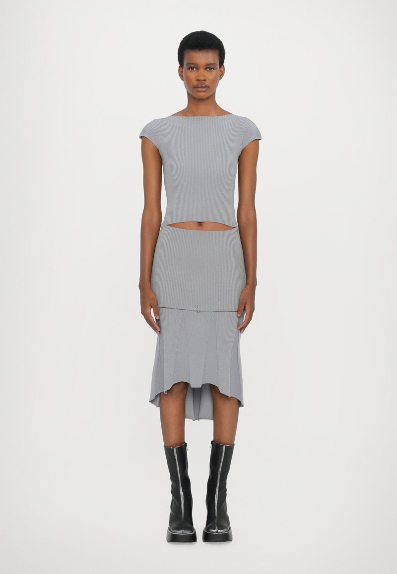 Conjunto de dos piezas de color gris con canalé, que incluye una parte superior ajustada con mangas cortas y una falda lápiz de cintura alta con detalles de dobladillo plisado. Largo hasta la rodilla.