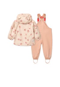 Ανθεκτικό στο νερό παιδικό μπουφάν με κουκούλα, κρεμ βάση και λουλουδάτα σχέδια σε κόκκινο και κίτρινο χρώμα· ροζ ολόσωμη φόρμα με ελαστικά μανσέτα και ιμάντες.