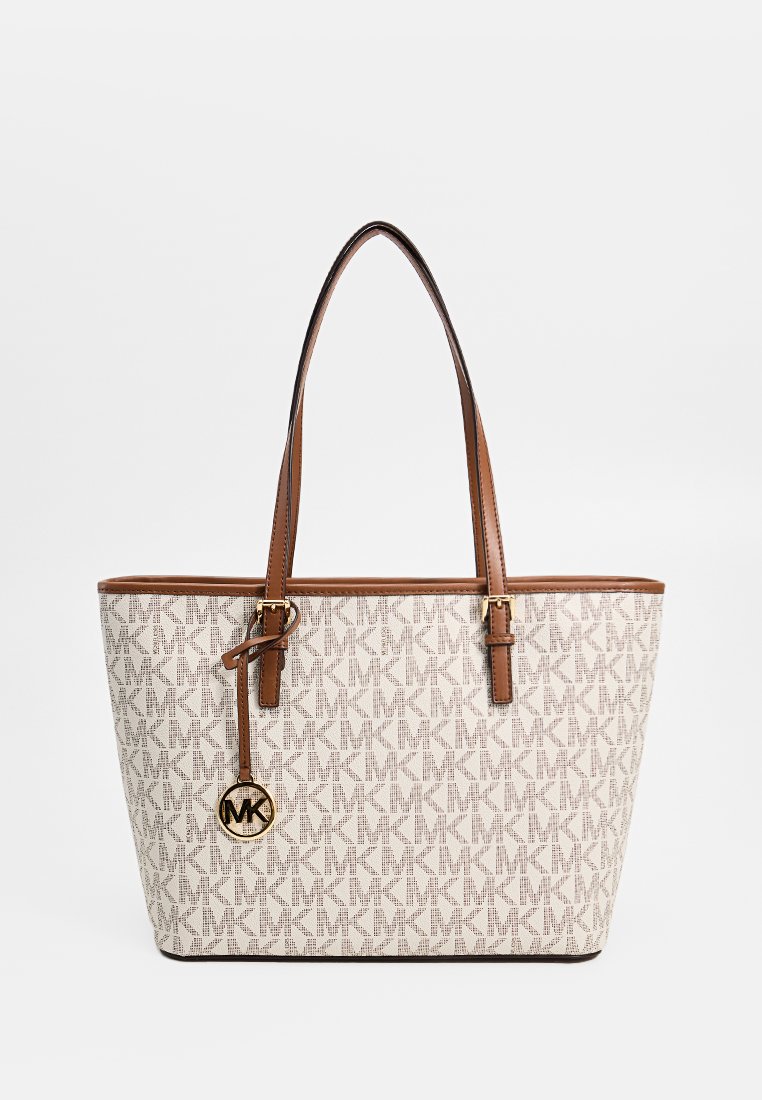 Sac fourre-tout beige avec des accents en cuir marron, présentant un charme avec le logo. Le tissu a un motif MK répété et un design structuré avec deux poignées supérieures.