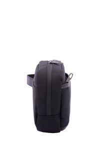 Borsa di stoffa nera con finitura testurizzata, forma rettangolare, chiusura a cerniera superiore, manico laterale e una tasca a zip aggiuntiva sul davanti.