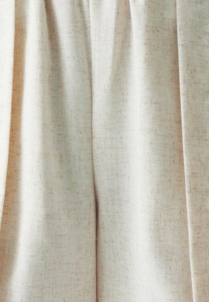 Lichtgekleurde stoffen gordijn met een subtiele textuur, voorzien van zachte plooien en een gladde afwerking. Het patroon heeft vage, onregelmatige stippen.