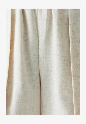 Lichtgekleurde stoffen gordijn met een subtiele textuur, voorzien van zachte plooien en een gladde afwerking. Het patroon heeft vage, onregelmatige stippen.