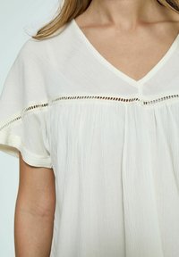 Desires AGGI V-NECK - Camicetta - gardenia