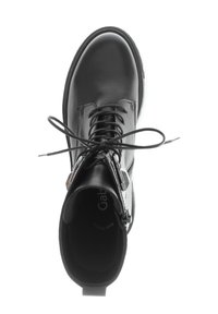 Černá kožená kotníková bota s kulatou špičkou, předním šněrováním a bočním zipem. Disponuje hladkým povrchem a polstrovaným interiérem.