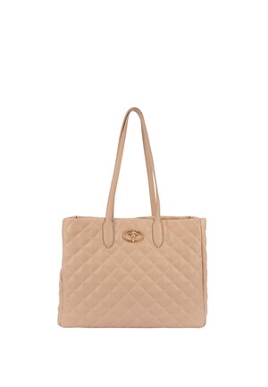 Bež vrečka za nošenje z vzorcem prešite tkanine, dvema dolgima ročajema in majhnim zlatim ovalnim emblemom, ki je nameščen blizu vrha na sredini.