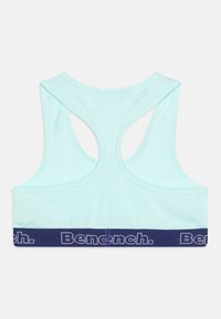 Mintgrønn trenings-BH med racerback-design, med et marineblått elastisk bånd med "Benench."-logo langs bunnen. Glatt, elastisk stoff.