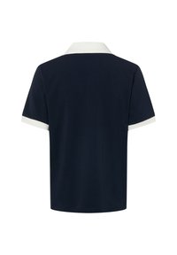 Marineblauw poloshirt met een witte geribbelde kraag en manchetten. Korte mouwen, effen kleur, katoenmengsel stof, comfortabele pasvorm en klassiek ontwerp.