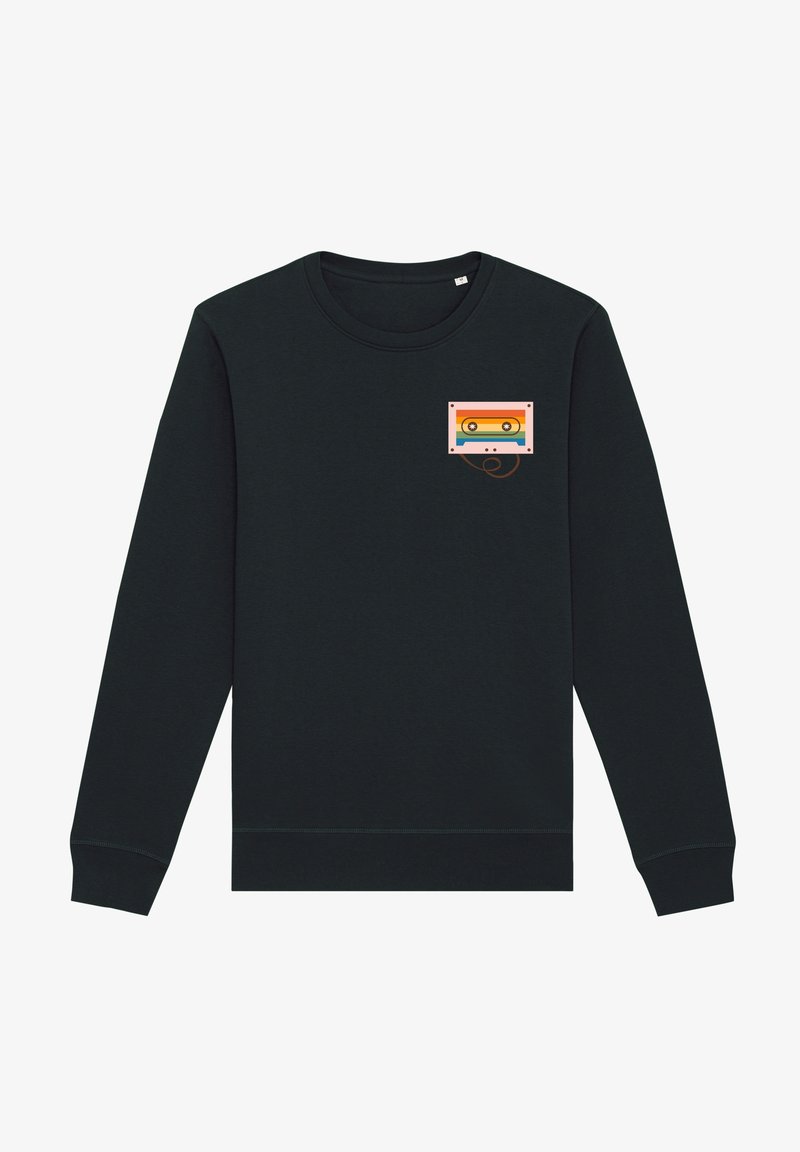 Felpa nera a maniche lunghe con scollo tondo e una piccola grafica retro di una cassetta arcobaleno sull'area superiore sinistra del petto.