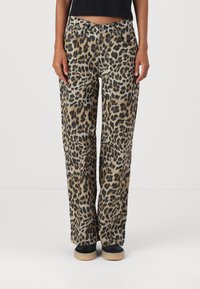 Pantaloni s uzorkom leoparda u bež i crnoj boji, s opuštenim krojem, dva prednja džepa i pojasom s petljama za remen.