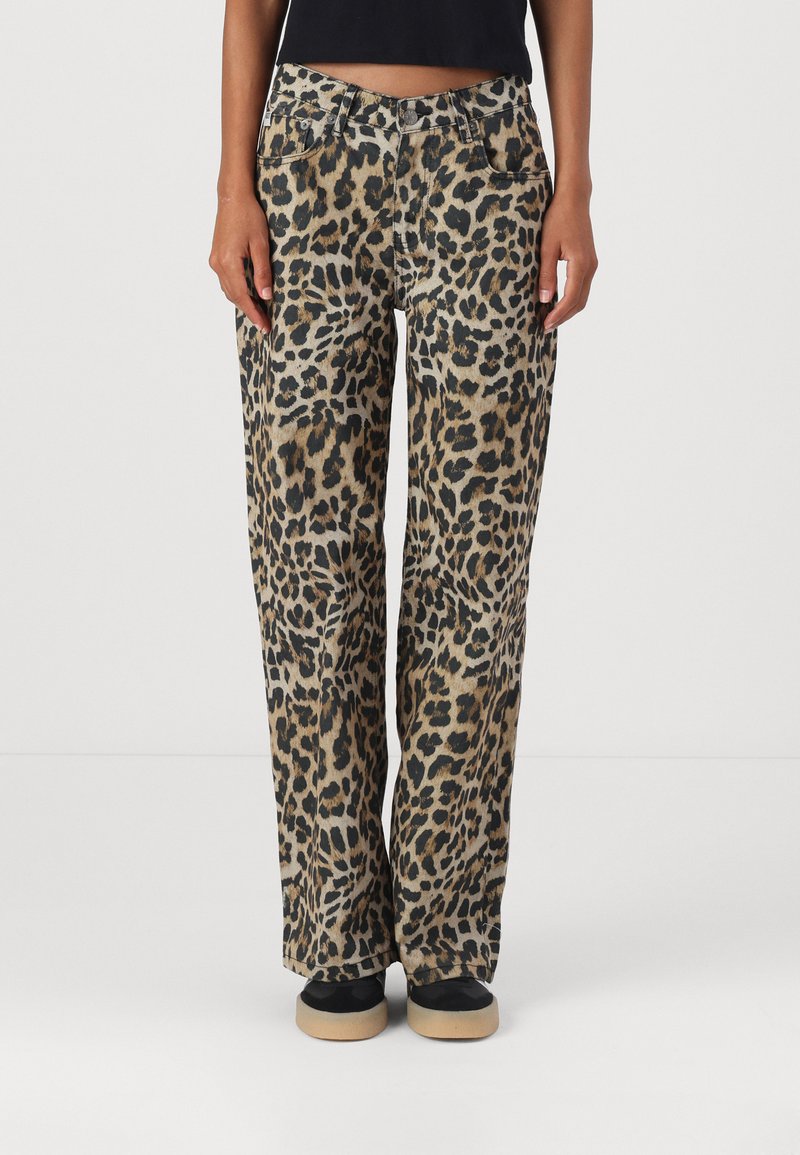 Pantaloni s uzorkom leoparda u bež i crnoj boji, s opuštenim krojem, dva prednja džepa i pojasom s petljama za remen.