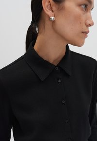 someday. SLIM FIT CRINKLED TEXTURE - Camicia - black