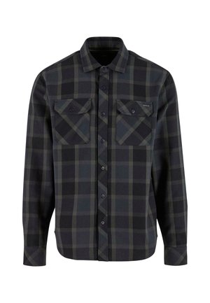 Chemise à manches longues à carreaux vert foncé et noir avec deux poches poitrine à boutons et un col classique.