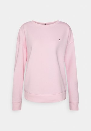 Sudadera rosa claro con cuello redondo, mangas largas y pequeño logo bordado en el pecho izquierdo, puños y dobladillo acanalados.