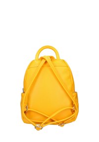 Zaino in pelle gialla con finitura testurizzata, manici superiori doppi, spallacci regolabili e tasche laterali. Presenta una chiusura con zip liscia.