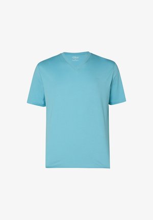 Hellblaues T-Shirt mit kurzen Ärmeln und V-Ausschnitt, mit einem dezenten Logo auf der Brust, vor weißem Hintergrund präsentiert.