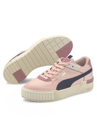 Różowe skórzane sneakersy z granatowymi akcentami, wyraźną grubą podeszwą, teksturowanym wzorem antypoślizgowym oraz subtelnym detalem z logo po boku.