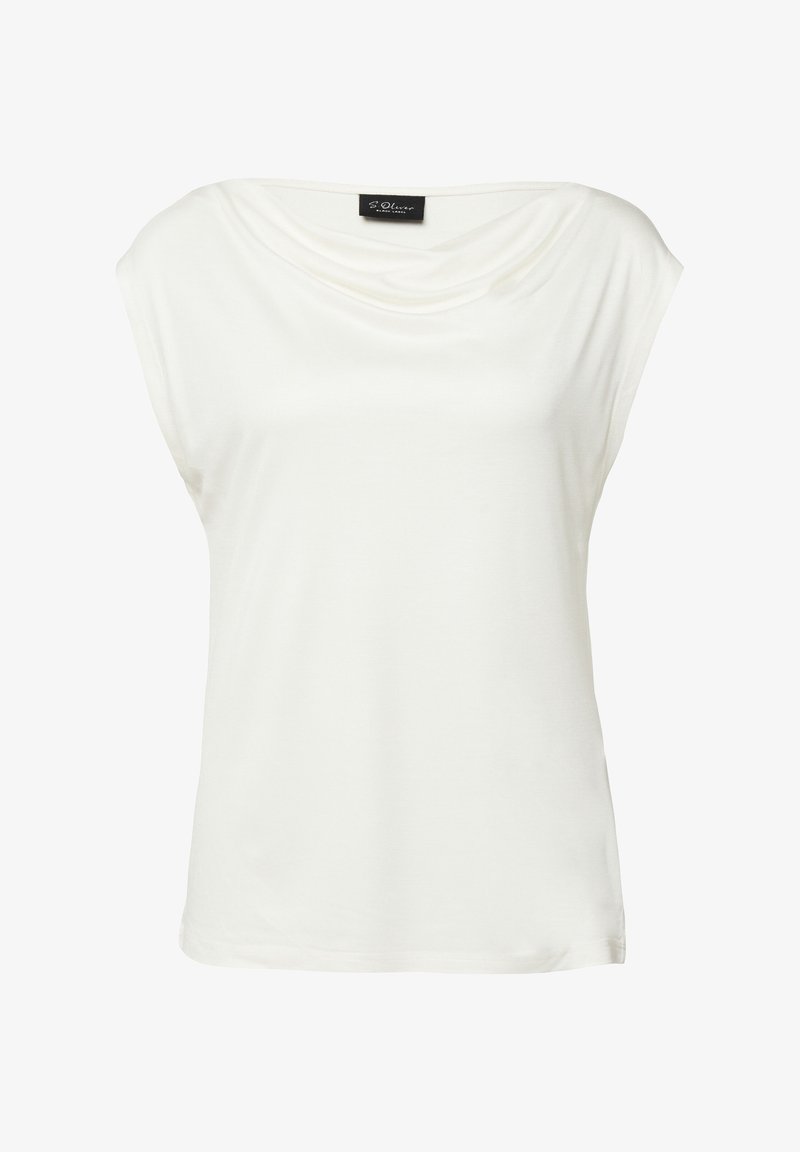 Blouse blanche sans manches avec un col drapé et une étiquette noire à l'intérieur du col arrière.