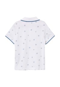 Polo shirt blanc avec un motif de ballons de football bleus, à manches courtes et un col avec des bordures bleues. Matière en coton douce.