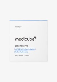 Vit lådförpackning för Medicubes Zero Pore Pad, med produktnamn, viktiga ingredienser i blått och viktinformation på framsidan.