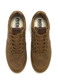 Baskets en suédine marron avec une tige en cuir lisse, bout rond et lacets ronds. Détails perforés sur la boîte à orteils et logo sur la languette.