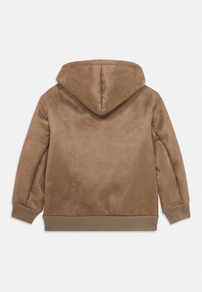 Brun hettegenser laget av mykt stoff, med ribbede mansjetter og hem. Glatt tekstur med et minimalistisk design.