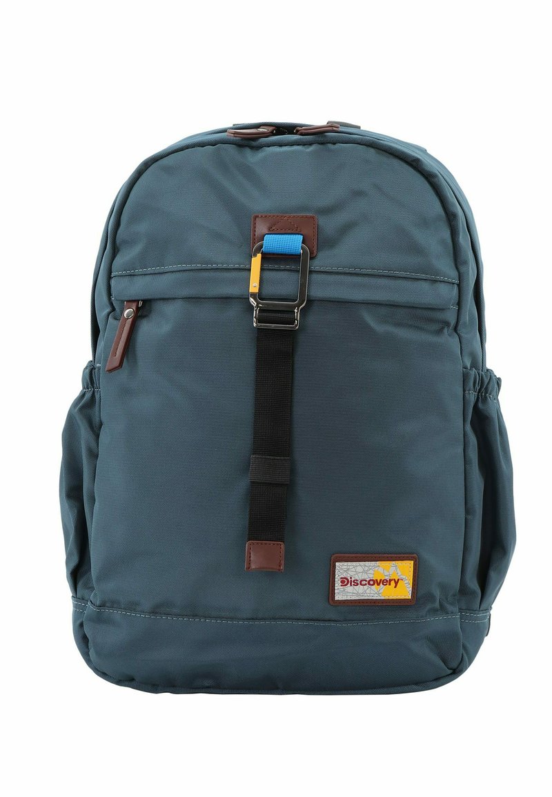 Mochila de tela en un azul oscuro con detalles en marrón, que cuenta con un compartimento principal, un bolsillo con cremallera en la parte frontal, bolsillos laterales y una hebilla colorida.
